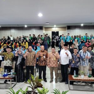 Foto bersama saat pembukaan kegiatan Temilreg FoSSei Jateng 2023, yang di hadiri oleh : Dr. A.P. Ir. Sujarwanto Dwiatmoko, M.Si. , (Asisten Ekonomi & Pembangunan Setda Provinsi Jawa Tengah). Bapak Ahmad Fauzie Nur, S.E., M (MES Central Administration), Agung Yulianto, S.Pd., M.Si (Wakil Dekan I FEB UNNES), Fanny Rifqi El Fuad, S.E., M.Si (Kepala Kantor Perwakilan Bursa Efek Indonesia (BEI) Jawa Tengah 1), Nico Pracahya (Phintraco Sekuritas yang memberikan pengetahuan dan perspektif tentang pasar modal syariah), Market Development Brand Wardah, Vira Bellani (program dari Wardah Beauty Moves Youth School Roadshow) 16/06/23.