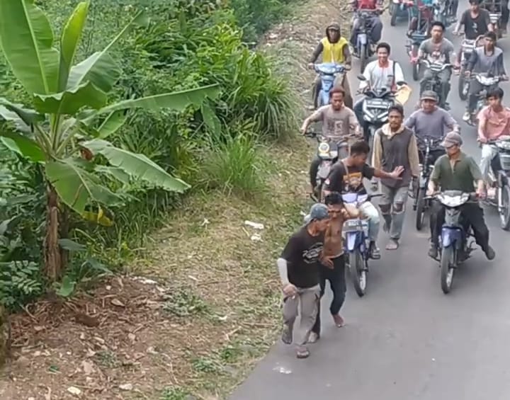 Warga mengarak pelaku pencurian tabung ke balaidesa Gunungsari