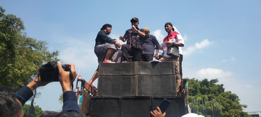 Penjabat (Pj) Bupati Pati Henggar Budi Anggoro saat menemui massa aksi demonstrasi RT dan RW, Kamis (22/6/2023)