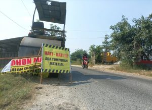 Salah satu pengendara motor saat melintas di ruas jalan Guyangan-Runting