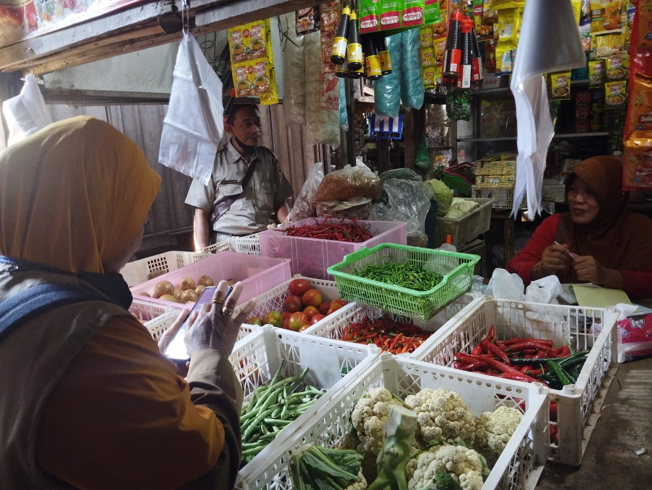 Tim gabungan dari Disdagperin dan Dispertan Pati tengah sidak ke Pasar Puri Baru, Senin (26/6/2023)