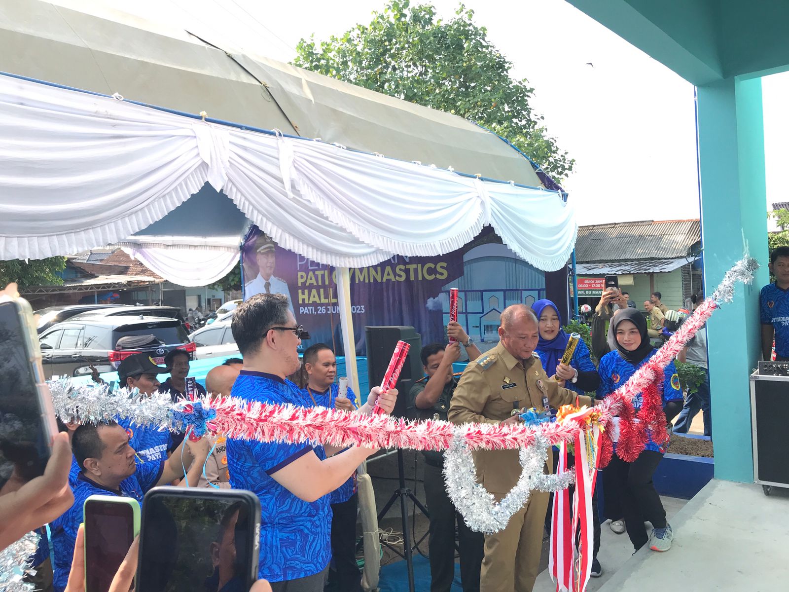 Pj Bupati Pati Henggar Budi Anggoro memotong pita sebagai tanda peresmian gedung senam Pati Gymnastics Hall, Senin (26/6/2023) (Istimewa)