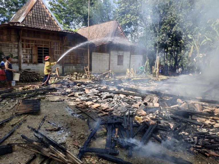 Kebakaran Rumah di Ngaringan Grobogan Diduga Karena Bediang, Kerugian Sekitar 50 Juta Rupiah