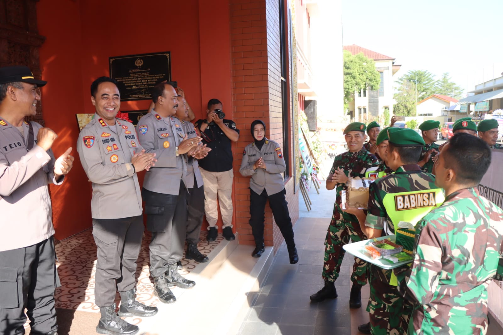 Kodim 0718 memberikan kue kepada Polresta Pati di Hari Bhayangkara ke-77, Sabtu (1/7/2023)