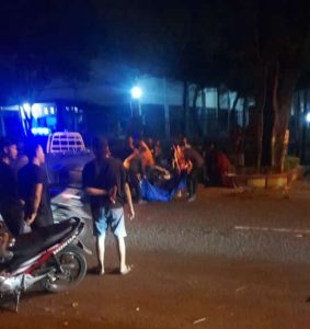 Korban kecelakaan tunggal di Jaln Pangeran Soedirman tengah dievakuasi petugas (foto istimewa)