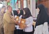 Penjabat (Pj) Bupati Pati Henggar Budi Anggoro menyerahkan SK PPPK di Pendopo Pati, Senin (3/7/2023)