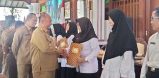 Penjabat (Pj) Bupati Pati Henggar Budi Anggoro menyerahkan SK PPPK di Pendopo Pati, Senin (3/7/2023)