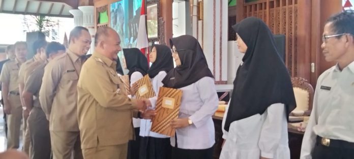 Penjabat (Pj) Bupati Pati Henggar Budi Anggoro menyerahkan SK PPPK di Pendopo Pati, Senin (3/7/2023) Penjabat (Pj) Bupati Pati Henggar Budi Anggoro menyerahkan SK PPPK di Pendopo Pati, Senin (3/7/2023)