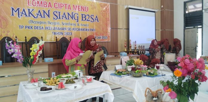 Tim juri tengah menilai lomba Cipta Menu Makan Siang B2SA di Aula Kecamatan Pati Kota, Selasa (4/7/2023)