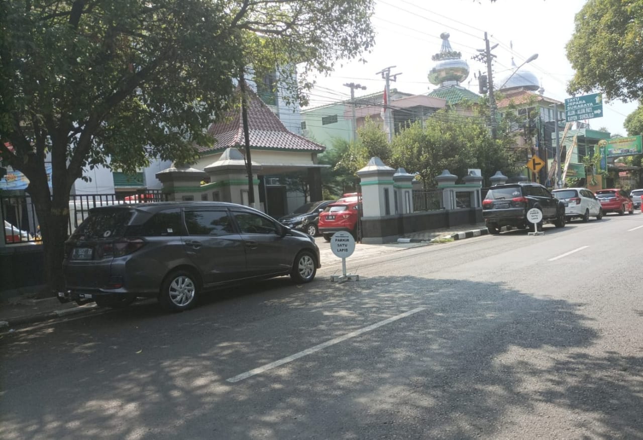 Sebagian bahu jalan di Jl Diponegoro Pati depan kantor Dinas Kesehatan (Dinkes) dipakai parkir