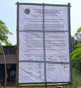 Banner berisi kesepakatan warga Pundenrejo, Kecamatan Tayu dengan kantor Badan Pertanahan Nasional (BPN) Kabupaten Pati dirusak oleh PT Laju Perdana Indah (LPI)