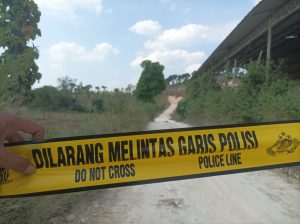 Aparat memasang garis polisi menuju lokasi tambang di Desa Wegil Kecamatan Sukolilo Kabupaten Pati
