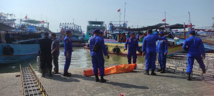 Satpolairud menemukan mayat mengapung di aliran Sungai Silugonggo Juwana Satpolairud menemukan mayat mengapung di aliran Sungai Silugonggo Juwana