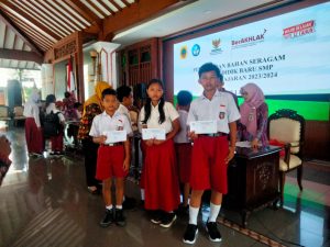 Baznas Pati memberikan bantuan seragam untuk siswa