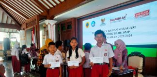 Baznas Pati memberikan bantuan seragam untuk siswa