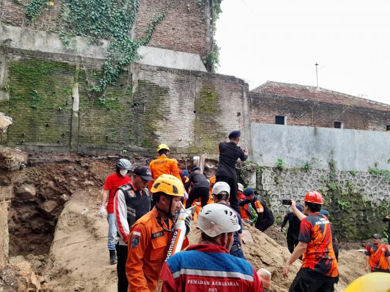 Warga Tegowanu Grobogan Tertimbun Tanah Longsor Saat Menggali Tanah Pondasi di Semarang