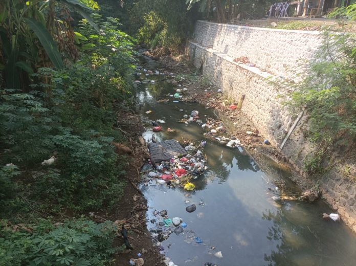 Sampah dibuang di aliran sungai yang melintas di Wedarijaksa