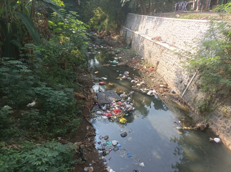 Banyak Sampah Dibuang ke Sungai: Mayoritas Sampah Rumah Tangga dan Plastik