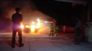 Proses pemadaman mobil yang terbakar di SPBU Klambu (9/7/2023)