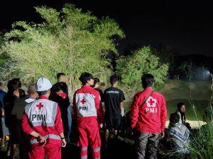 Pencarian korban tenggelam oleh PMI dan Petugas Gabungan bersama warga Desa Toko, Penawangan, Grobogan, Jawa Tengah, Minggu (9/7/2023)
