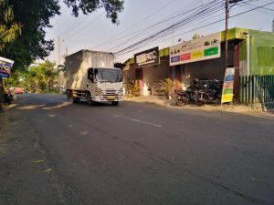 Mobil box melintas ke Jalan Sunan Kalijaga dari Simpang 3 Godhi sekitar pukul 16.00 WIB