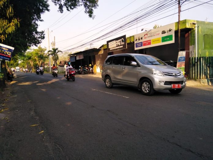 Kendaraan roda empat melintas dari Simpang 3 Godhi ke jalan Sunan Kalijaga saat pukul 16.00 WIB