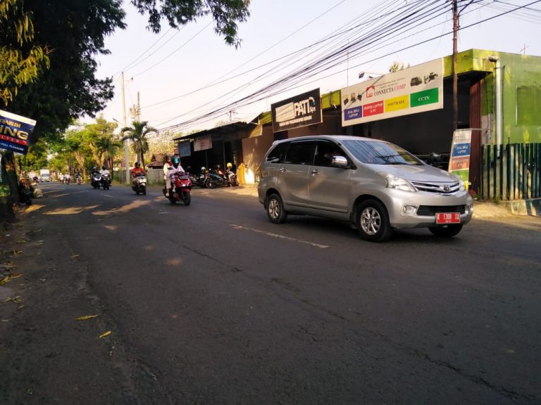 Tak Patuh! Banyak Mobil Melintas ke Jalan Sunan Kalijaga, Ada Juga Plat Merah