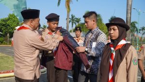 PJ Bupati Jepara menyematkan jaket kepada peserta