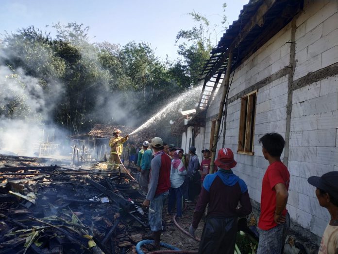 Rumah Terbakar di Desa Kaladongsari Pojok Grobogan sedang dilakukan Pendinginan Oleh Damkar Wirosari Pada Selasa (11/7/2023)