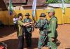 Sekda Edy Sujatmiko memberikan alat kerja kepada TMMD