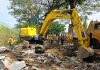 Petugas gabungan saat proses pembongkaran warung di pinggir jalan raya Pati-Kudus Desa/Kecamatan Margorejo beberapa waktu lalu