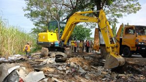 Petugas gabungan saat proses pembongkaran warung di pinggir jalan raya Pati-Kudus Desa/Kecamatan Margorejo beberapa waktu lalu