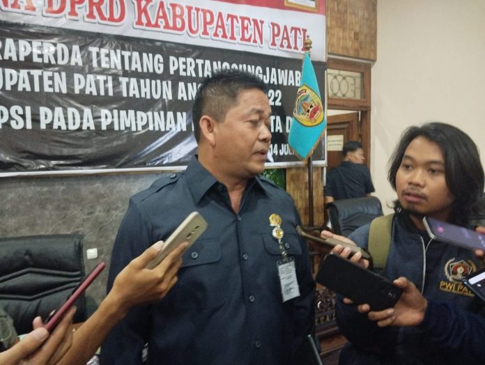 Ketua DPRD Pati, Ali Badrudin memberikan keterangan kepada wartawan usai paripurna, Jumat (14/7/2023)