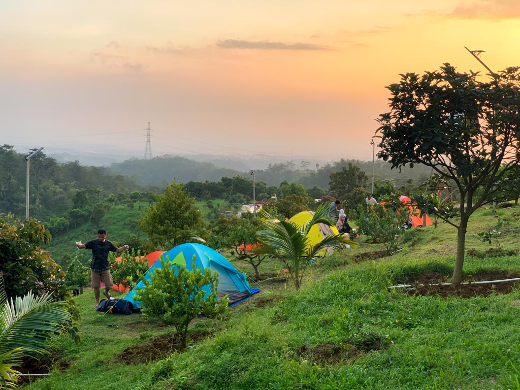 Wisatawan sedang mendirikan tenda.