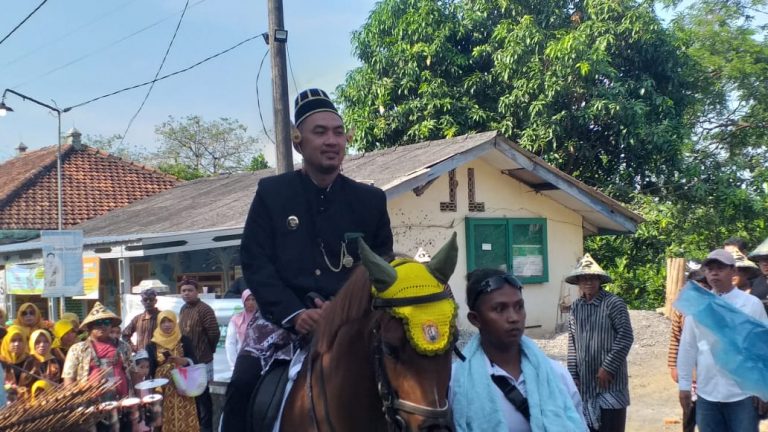 Warga Tumpek Blek Meriahkan Kirab Budaya Desa Kedungbulus