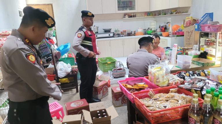 Sebanyak 208 Botol miras diamankan polres jepara dari warung dan toko