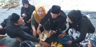 Makan bersama di makam Nyai Ageng Kenduruan