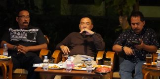 Pelaksana tugas kepala DP3AP2KB Muh Ali sedang memberikan penjelasan dalam konferensi pers