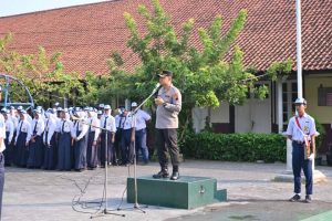 Kapolres jepara menjadi inspektur upacara
