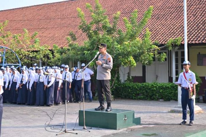Kapolres jepara menjadi inspektur upacara Kapolres jepara menjadi inspektur upacara