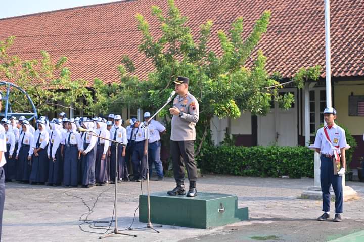 Kapolres jepara menjadi inspektur upacara