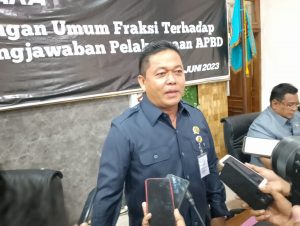 Ketua DPRD Kabupaten Pati, Ali Badrudin saat memberikan keterangan kepada wartawan