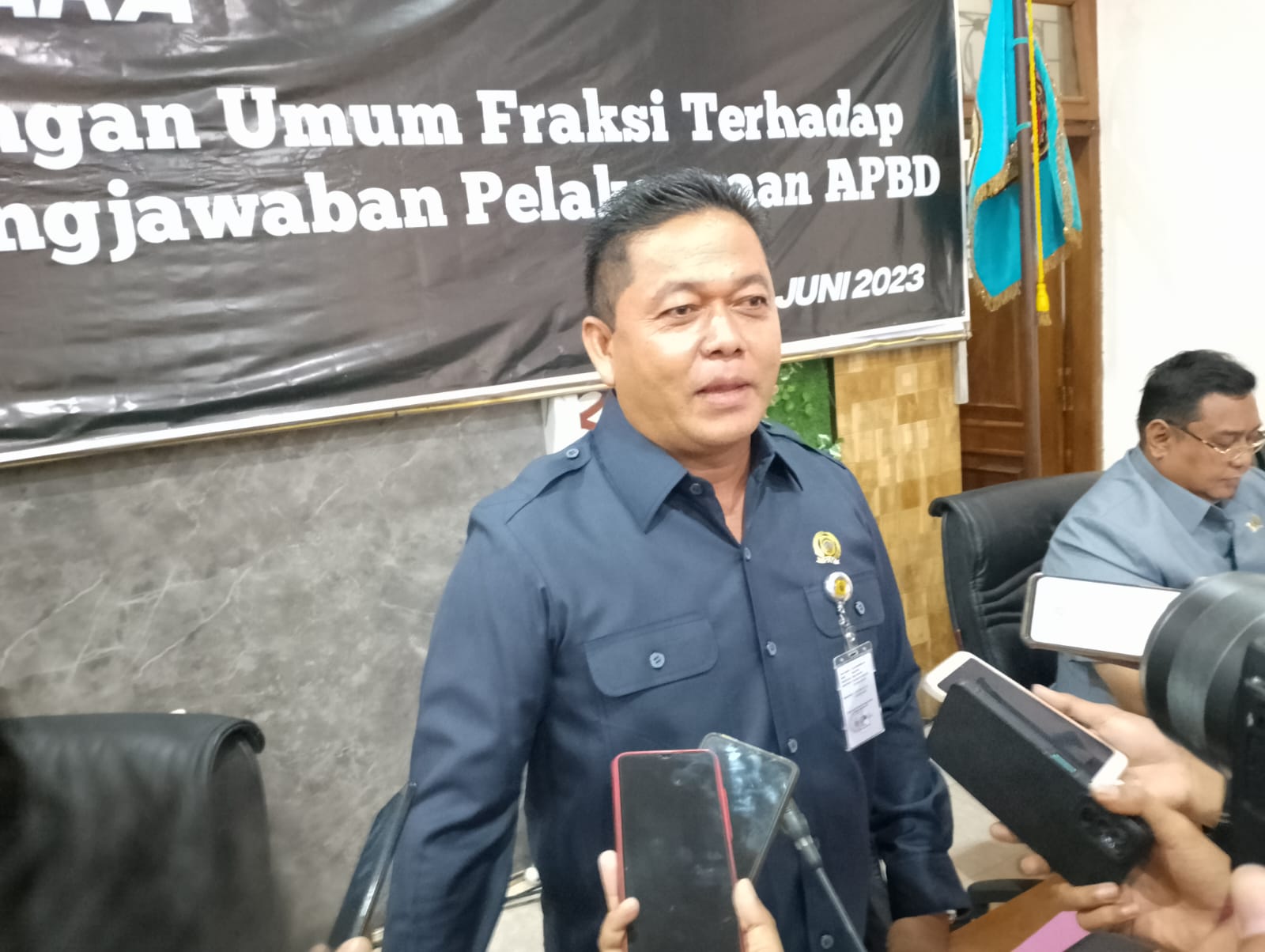 Ketua DPRD Kabupaten Pati, Ali Badrudin saat memberikan keterangan kepada wartawan