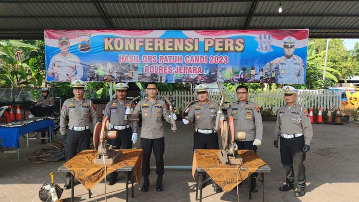 Wakapolres Kompol berry didampingi kasat lantas AKP R Ade Triken Deayomi menunjukkan barang bukti knalpot brong.