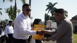 PJ Bupati Edy Supriyatna menyerahkan surat keputusan