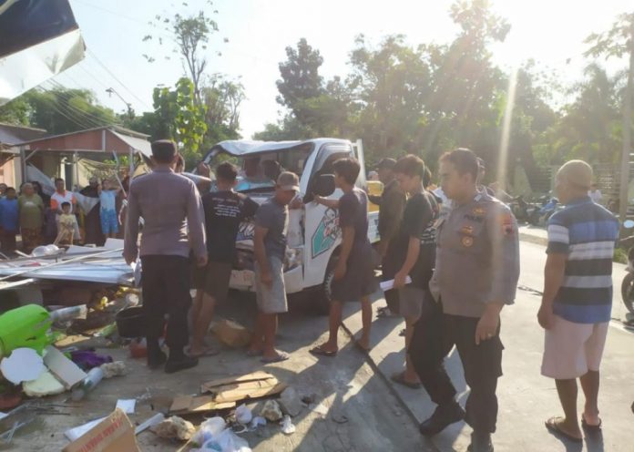 Kondisi kecelakaan antara mobil Pick up dan kios es teh di Ngaringan pada Sabtu (29/7/2023)