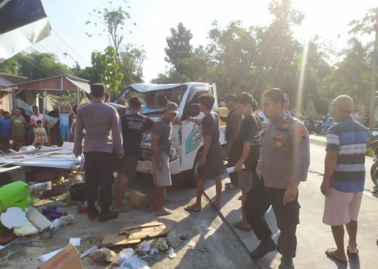 Sopir Pick Up Mengantuk, Kios Es Teh di Ngaringan Grobogan Tertabrak Hingga Hancur Lebur