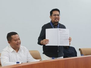 Dirut BJA Jhendik menunjukkan bukti audit.