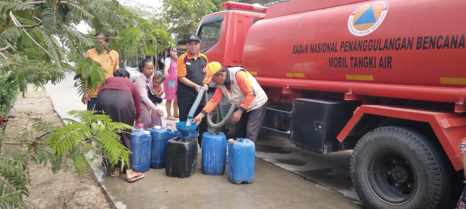 Droping bantuan air bersih ke Kecamatan Jaken (Istimewa/Samin News)