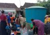 Warga Jaken antre mendapatkan air bersih dari BPBD Pati (Istimewa/Samin News)